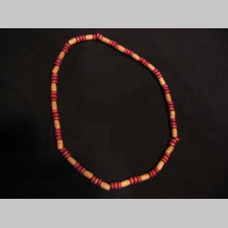 náhrdelník alebo náramok na gumičke s drevenými farebnými korálkami náhrdelník alebo náramok na gumičke s drevenými farebnými korálkami