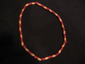 n&aacute;hrdeln&iacute;k alebo n&aacute;ramok na gumičke s dreven&yacute;mi farebn&yacute;mi kor&aacute;lkami