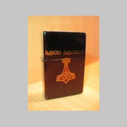 Amon Amarth - doplňovací benzínový zapalovač s vypalovaným obrázkom (balené v darčekovej krabičke)
