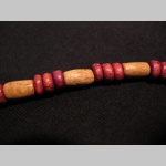 náhrdelník alebo náramok na gumičke s drevenými farebnými korálkami náhrdelník alebo náramok na gumičke s drevenými farebnými korálkami