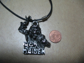 Iron Maiden - kovový chrómovaný prívesok na krk na plastikovej šnúrke s kovovým zapínaním