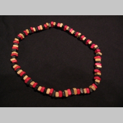 náhrdelník alebo náramok na gumičke s drevenými farebnými korálkami náhrdelník alebo náramok na gumičke s drevenými farebnými korálkami