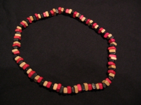 n&aacute;hrdeln&iacute;k alebo n&aacute;ramok na gumičke s dreven&yacute;mi farebn&yacute;mi kor&aacute;lkami