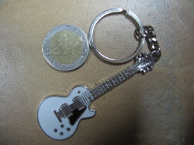 Gitara biela  chrómovaná kovová kľúčenka