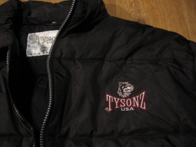 Tysonz zimná bunda "páperka" čierna s hrubým futrom a vyšívaným logom   materiál 100% polyamid  posledný kus veľkosť XL