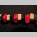 náhrdelník alebo náramok na gumičke s drevenými farebnými korálkami náhrdelník alebo náramok na gumičke s drevenými farebnými korálkami