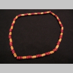 náhrdelník alebo náramok na gumičke s drevenými farebnými korálkami náhrdelník alebo náramok na gumičke s drevenými farebnými korálkami