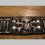 KULL - lebka - smrtka kožen&yacute; n&aacute;ramok Materi&aacute;l: 100% syntetick&aacute; koža Veľkosť: Dĺžka 21,5 cm / &scaron;&iacute;rka 3,9 cm Farba: Čierna, zap&iacute;nanie na kovov&eacute; cvoky, nastaviteľn&eacute;