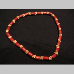 náhrdelník alebo náramok na gumičke s drevenými farebnými korálkami náhrdelník alebo náramok na gumičke s drevenými farebnými korálkami