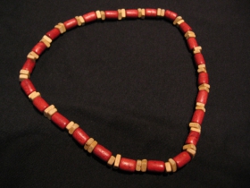 n&aacute;hrdeln&iacute;k alebo n&aacute;ramok na gumičke s dreven&yacute;mi farebn&yacute;mi kor&aacute;lkami