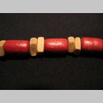 náhrdelník alebo náramok na gumičke s drevenými farebnými korálkami náhrdelník alebo náramok na gumičke s drevenými farebnými korálkami