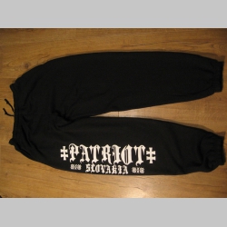 Patriot Slovakia  kvalitn&eacute; tepl&aacute;ky Fruit of The Loom s tlačen&yacute;m logom, v p&aacute;se pružn&aacute; guma aj &scaron;n&uacute;rka na stiahnutie  