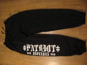 Patriot Slovakia  kvalitn&eacute; tepl&aacute;ky Fruit of The Loom s tlačen&yacute;m logom, v p&aacute;se pružn&aacute; guma aj &scaron;n&uacute;rka na stiahnutie  