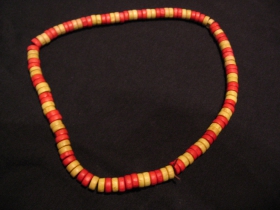 n&aacute;hrdeln&iacute;k alebo n&aacute;ramok na gumičke s dreven&yacute;mi farebn&yacute;mi kor&aacute;lkami