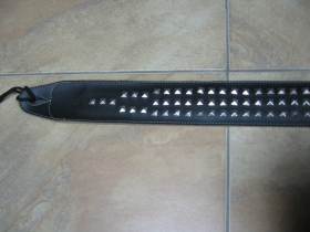 Gitarový kvalitný kožený pás vybíjaný kovovými pyramídkami chrómovej farby.Dĺžka: 120cm, šírka: 6cm     (rozmery pyramidiek 9x9mm)