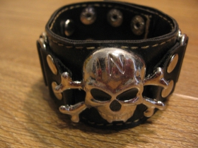 KULL - lebka - smrtka kožen&yacute; n&aacute;ramok Materi&aacute;l: 100% syntetick&aacute; koža Veľkosť: Dĺžka 21,5 cm / &scaron;&iacute;rka 3,9 cm Farba: Čierna, zap&iacute;nanie na kovov&eacute; cvoky, nastaviteľn&eacute;