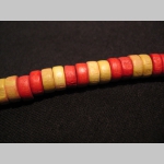 náhrdelník alebo náramok na gumičke s drevenými farebnými korálkami náhrdelník alebo náramok na gumičke s drevenými farebnými korálkami