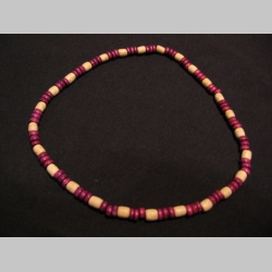 n&aacute;hrdeln&iacute;k alebo n&aacute;ramok na gumičke s dreven&yacute;mi farebn&yacute;mi kor&aacute;lkami