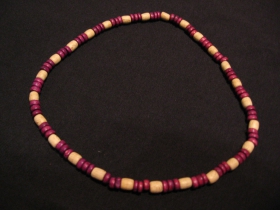 n&aacute;hrdeln&iacute;k alebo n&aacute;ramok na gumičke s dreven&yacute;mi farebn&yacute;mi kor&aacute;lkami