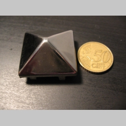 Pyramídka ultra veľká - chrómovaný plechový cvok na vybíjanie rozmery cca. 32 x 32mm, výška 11mm. Aplikuje sa prepichnutím hrotov cez látku alebo kožu (cena za 1ks!!!) Pyramídka ultra veľká - chrómovaný plechový cvok na vybíjanie rozmery cca. 32 x 32mm, výška 11mm. Aplikuje sa prepichnutím hrotov cez látku alebo kožu (cena za 1ks!!!)