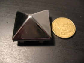 Pyram&iacute;dka ultra veľk&aacute; - chr&oacute;movan&yacute; plechov&yacute; cvok na vyb&iacute;janie rozmery cca. 32 x 32mm, v&yacute;&scaron;ka 11mm.  Aplikuje sa prepichnut&iacute;m hrotov cez l&aacute;tku alebo kožu (cena za 1ks!!!)