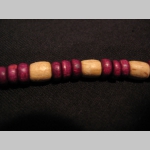 n&aacute;hrdeln&iacute;k alebo n&aacute;ramok na gumičke s dreven&yacute;mi farebn&yacute;mi kor&aacute;lkami