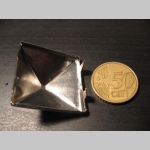 Pyramídka ultra veľká - chrómovaný plechový cvok na vybíjanie rozmery cca. 32 x 32mm, výška 11mm. Aplikuje sa prepichnutím hrotov cez látku alebo kožu (cena za 1ks!!!) Pyramídka ultra veľká - chrómovaný plechový cvok na vybíjanie rozmery cca. 32 x 32mm, výška 11mm. Aplikuje sa prepichnutím hrotov cez látku alebo kožu (cena za 1ks!!!)
