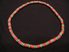 n&aacute;hrdeln&iacute;k alebo n&aacute;ramok na gumičke s dreven&yacute;mi farebn&yacute;mi kor&aacute;lkami