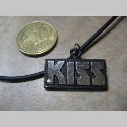 KISS - kovový chrómovaný prívesok na plastikovej šnúrke s kovovým zapínaním