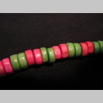 n&aacute;hrdeln&iacute;k alebo n&aacute;ramok na gumičke s dreven&yacute;mi farebn&yacute;mi kor&aacute;lkami