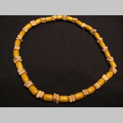 náhrdelník alebo náramok na gumičke s drevenými farebnými korálkami náhrdelník alebo náramok na gumičke s drevenými farebnými korálkami