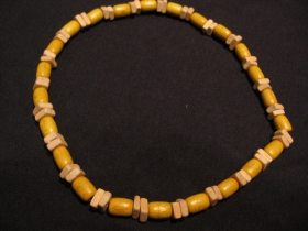 n&aacute;hrdeln&iacute;k alebo n&aacute;ramok na gumičke s dreven&yacute;mi farebn&yacute;mi kor&aacute;lkami