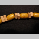 náhrdelník alebo náramok na gumičke s drevenými farebnými korálkami náhrdelník alebo náramok na gumičke s drevenými farebnými korálkami