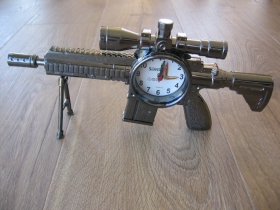 plastová imitácia zbrane - Stolové hodiny na  tužkovú batériu rozmery cca. 29x15cm