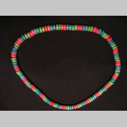 n&aacute;hrdeln&iacute;k alebo n&aacute;ramok na gumičke s dreven&yacute;mi farebn&yacute;mi kor&aacute;lkami