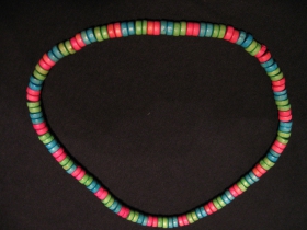 n&aacute;hrdeln&iacute;k alebo n&aacute;ramok na gumičke s dreven&yacute;mi farebn&yacute;mi kor&aacute;lkami