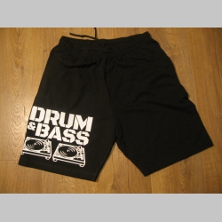 Drum and Bass čierne tepl&aacute;kov&eacute; kraťasy s tlačen&yacute;m logom