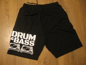 Drum and Bass čierne tepl&aacute;kov&eacute; kraťasy s tlačen&yacute;m logom