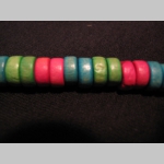 n&aacute;hrdeln&iacute;k alebo n&aacute;ramok na gumičke s dreven&yacute;mi farebn&yacute;mi kor&aacute;lkami