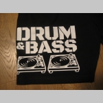 Drum and Bass čierne tepl&aacute;kov&eacute; kraťasy s tlačen&yacute;m logom