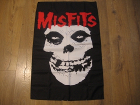 Misfits vlajka hrub&aacute; s obr&aacute;zkom na jednej strane, rozmery 56x89cm materi&aacute;l 100% polyester