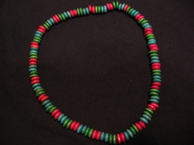 n&aacute;hrdeln&iacute;k alebo n&aacute;ramok na gumičke s dreven&yacute;mi farebn&yacute;mi kor&aacute;lkami