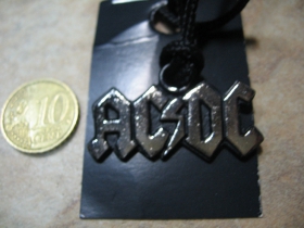 AC/DC  - kovový chrómovaný prívesok na bavlnenej šnúrke