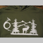 Polovnícka pánska mikina s kapucou stiahnuteľnou šnúrkami a klokankovým vreckom vpredu, s lesníckym motívom Polovnícka pánska mikina s kapucou stiahnuteľnou šnúrkami a klokankovým vreckom vpredu, s lesníckym motívom