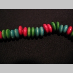 náhrdelník alebo náramok na gumičke s drevenými farebnými korálkami náhrdelník alebo náramok na gumičke s drevenými farebnými korálkami