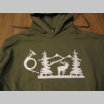 Polovnícka pánska mikina s kapucou stiahnuteľnou šnúrkami a klokankovým vreckom vpredu, s lesníckym motívom Polovnícka pánska mikina s kapucou stiahnuteľnou šnúrkami a klokankovým vreckom vpredu, s lesníckym motívom