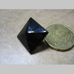 Pyram&iacute;dka veľk&aacute; čierna, plechov&yacute; cvok na vyb&iacute;janie rozmery cca. 16x16mm (cena za 1ks)