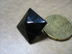 Pyram&iacute;dka veľk&aacute; čierna, plechov&yacute; cvok na vyb&iacute;janie rozmery cca. 16x16mm (cena za 1ks)