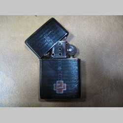 Rammstein - doplňovací benzínový zapalovač s vypalovaným obrázkom (balené v darčekovej krabičke)