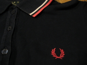 Fred Perry tmavomodrá dámska polokošeľa s bieločerveným lemovaním, praná  VINTAGE materiál 95%bavlna 5%elastan, posledný kus veľkosť S